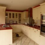 Cuisine Cottage coloris laque beige avec Technostone rouge