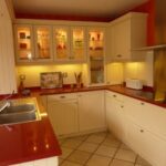 Cuisine Cottage coloris laque beige avec Technostone rouge