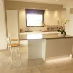 cuisine sigma en laque brillante blanche et plans en quartz coloris taupe