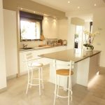 cuisine sigma en laque brillante blanche et plans en quartz coloris taupe